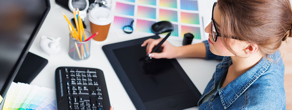 Frau am Grafik-Tablet